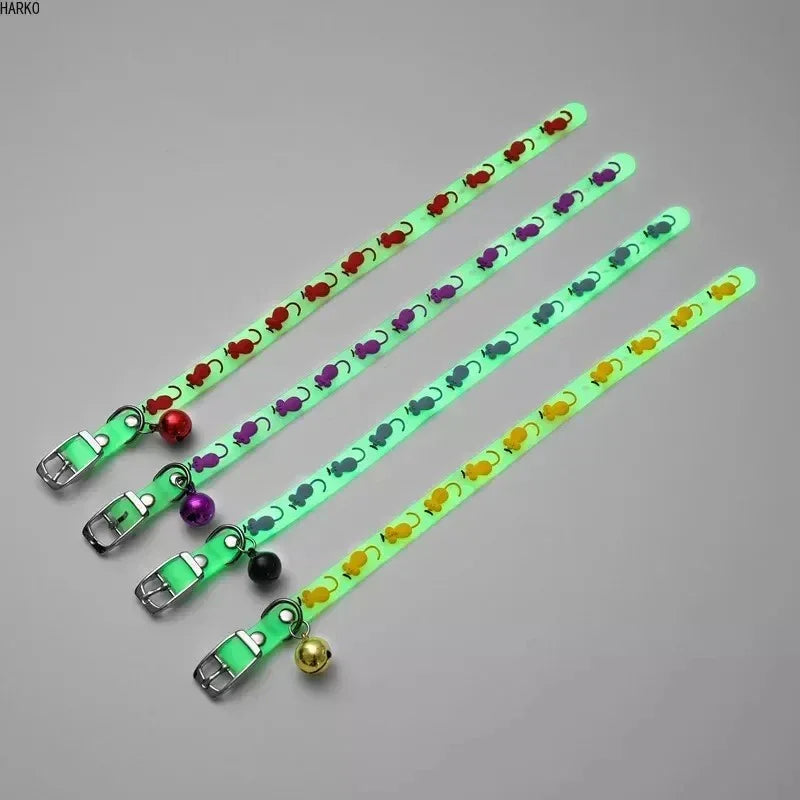 Oplichtende kattenhalsband met pootpatroon – verstelbaar duurzaam en weerbestendig - Ruffy