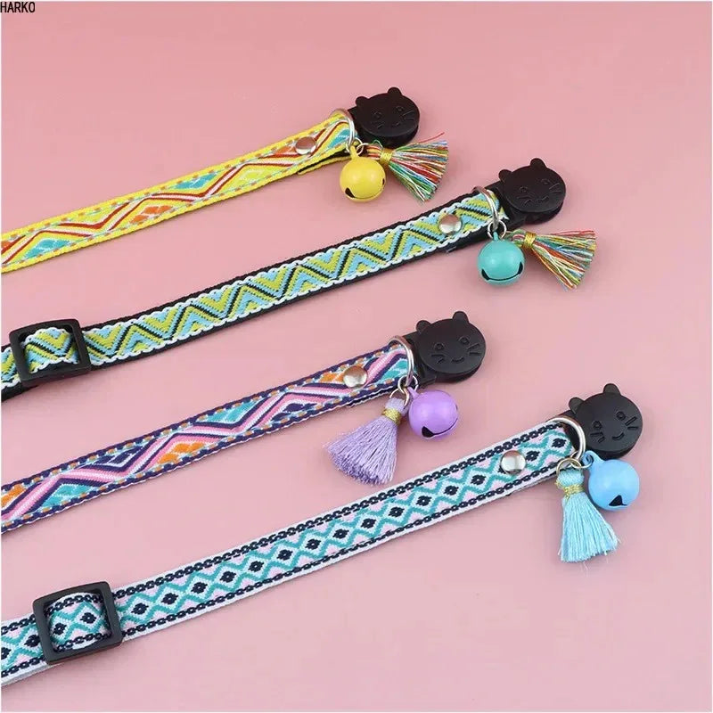 Kattenhalsband met speelse kwastjes en belletjes – verstelbaar en licht - Ruffy